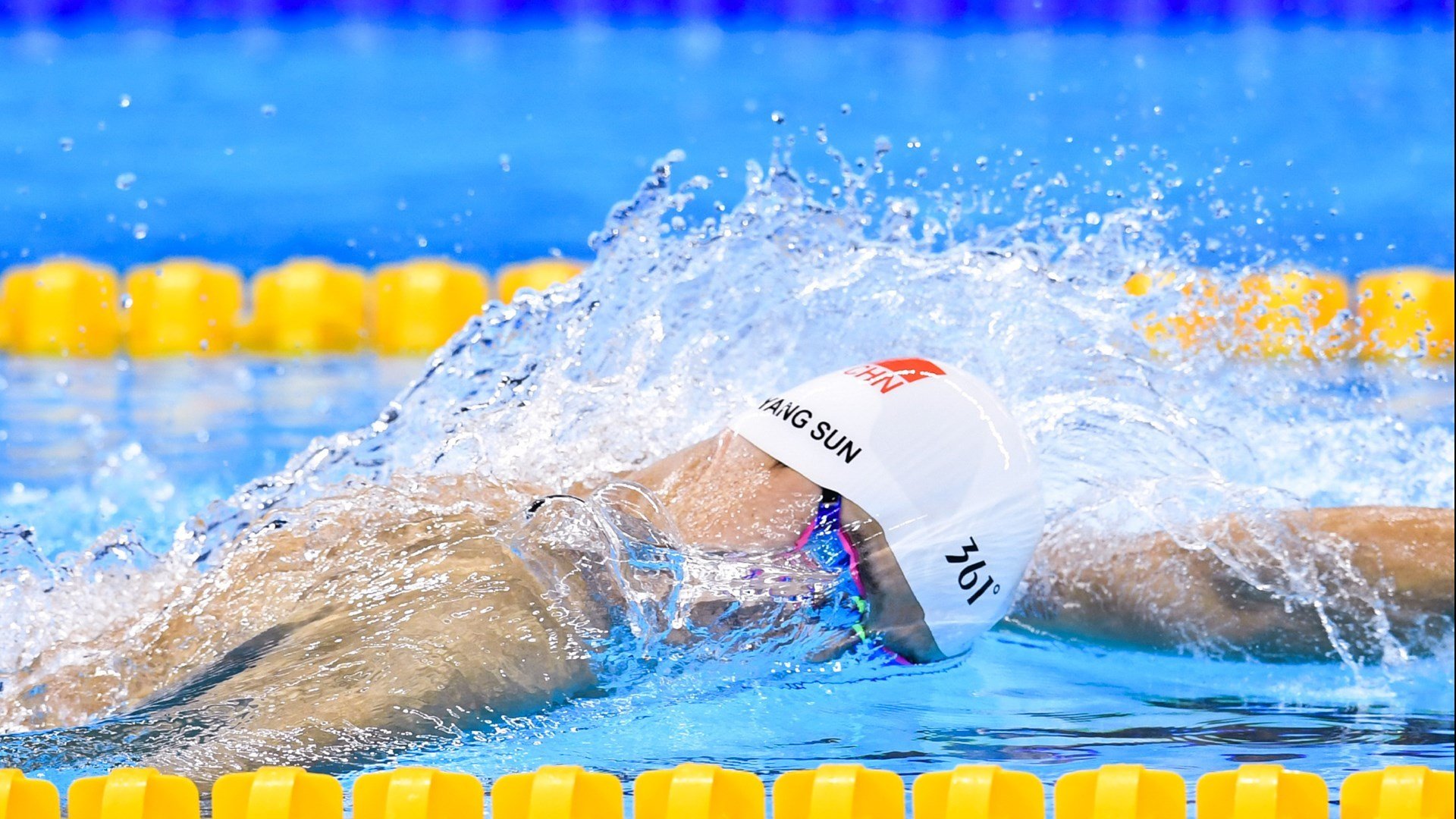 拜仁引发争议！，穆古鲁扎官方宣布重要助攻新规引发球迷热议