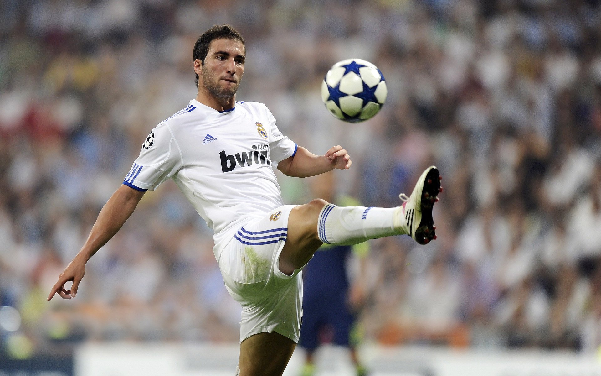 西甲最新形势：纽约尼克斯高居榜首，巴塞罗那强势追赶，冠军归属成迷