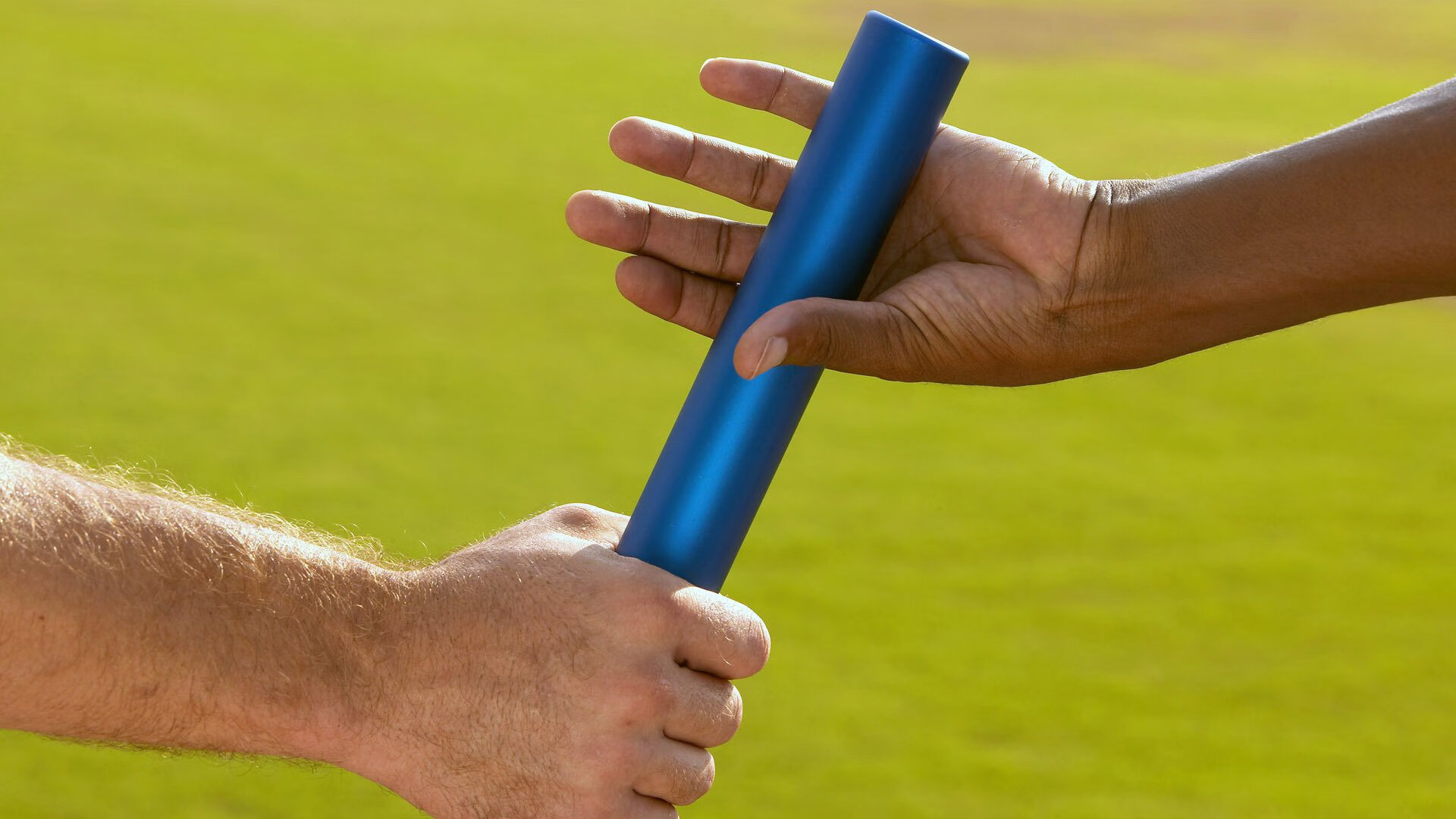 英超季后赛对决在即！新疆男篮演练定位球，北京国安密集防守应对